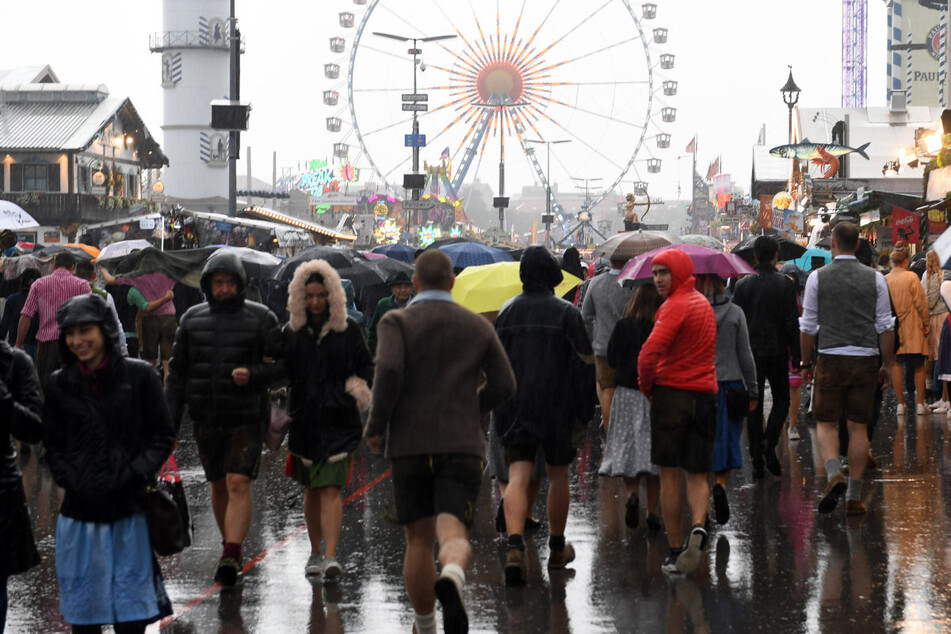 Feucht-fröhlich: Kühles und regnerisches Wetter empfängt Oktoberfestbesucher