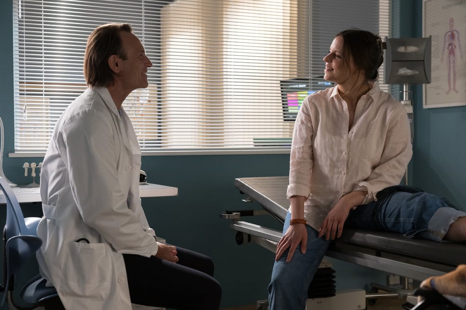 Dr. Martin Stein (Bernhard Bettermann, 60) macht derweil Bekanntschaft mit der jungen Patientin Nina Minou (Franziska Benz, 36), die sofort anfängt, mit ihm zu flirten.