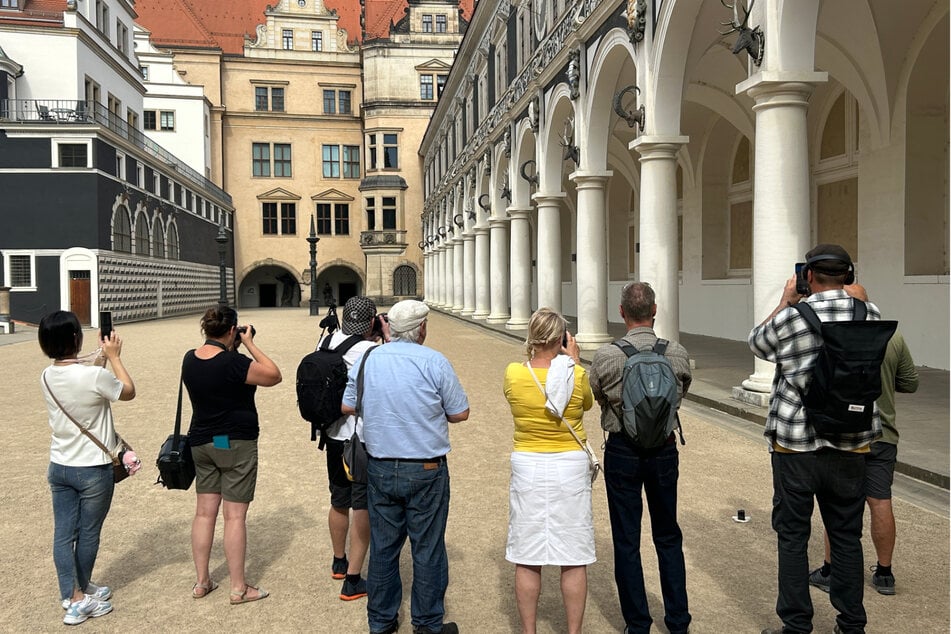 Das Schattenspiel lockte einige Schaulustige an.