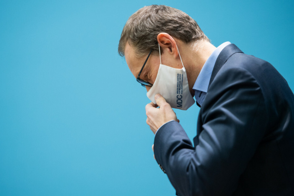 Berlins Regierender Bürgermeister Michael Müller (56, SPD) richtet seinen Mund-Nase-Schutz. Am Mittwoch muss der Senat erneut über weitere Schritte zur Eindämmung der Corona-Pandemie beraten.
