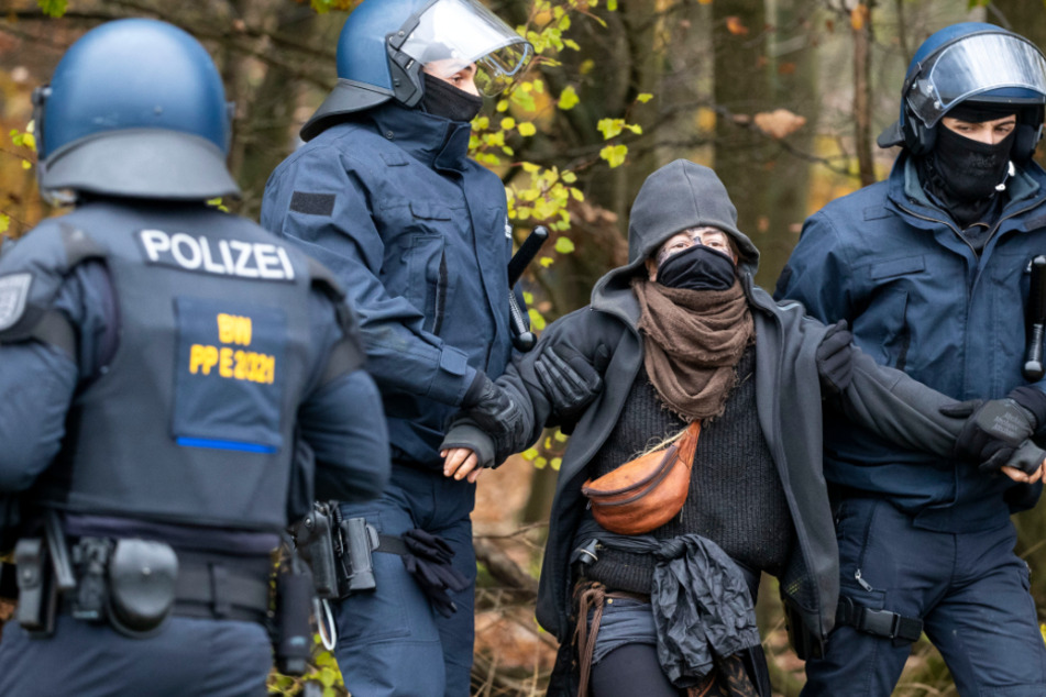Polizisten nehmen am 12. November eine Aktivistin während der Rodung am Dannenröder Forst fest.