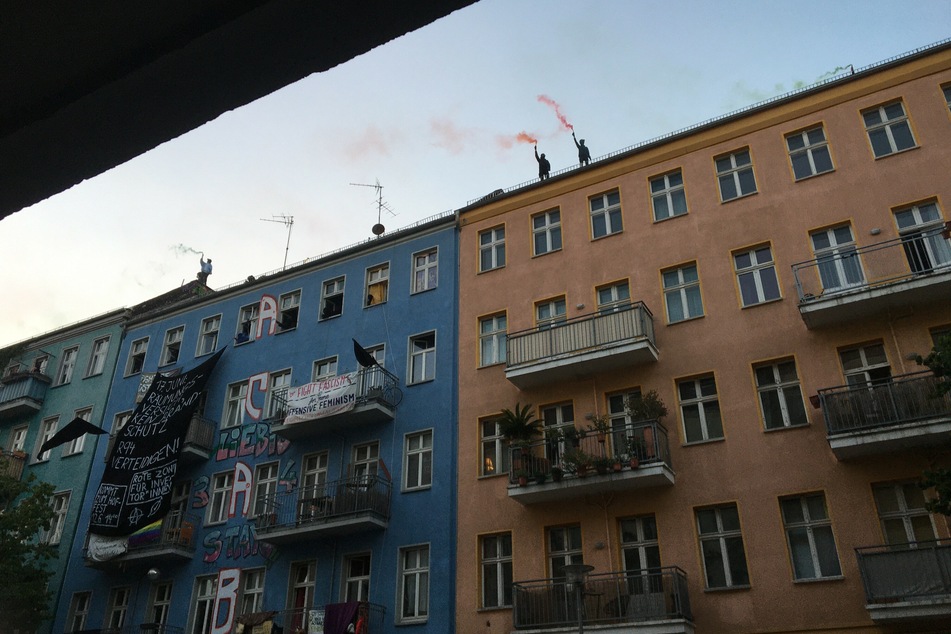 Teilnehmer zündeten Pyrotechnik und Böller.