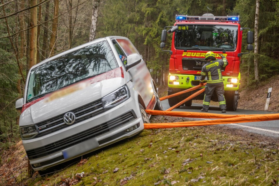 Bis zum Eintreffen des Bergungsteams sicherte die Feuerwehr den Transporter.