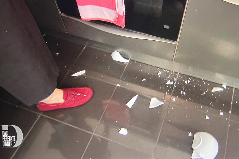 Kein ruhiges Händchen: Alida muss beim Kochen öfter den Besen zur Hand nehmen.