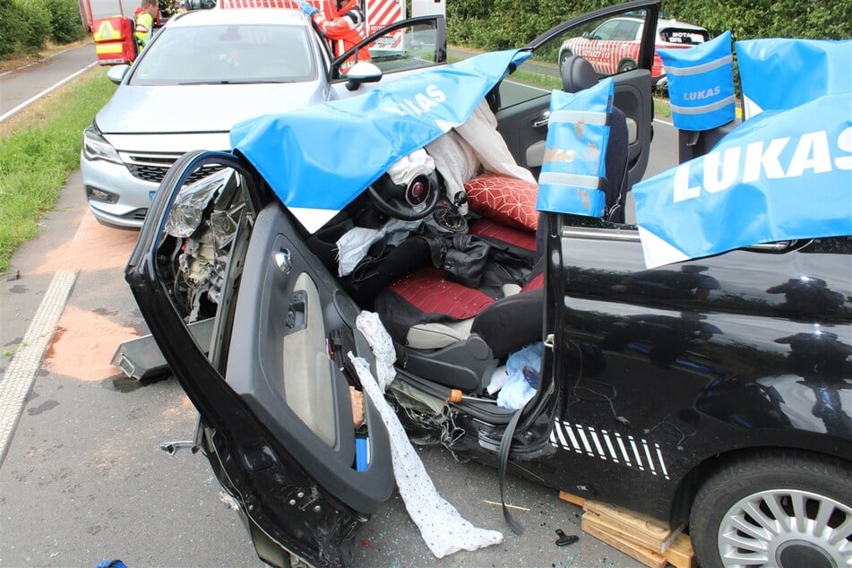 Auf der B56 im Kreis Düren kam es am Sonntagnachmittag (23. Juli) zu einem verheerenden Frontalzusammenstoß zweier Autos.