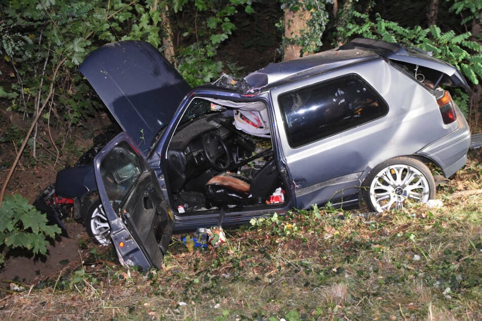 Tödlicher Unfall auf der Landstraße: Golf-Fahrer kracht gegen Baum und stirbt