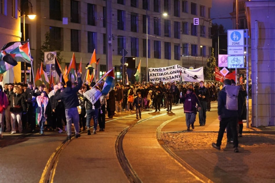 Die Demonstranten führten zahlreiche Flaggen und Transparente mit sich.