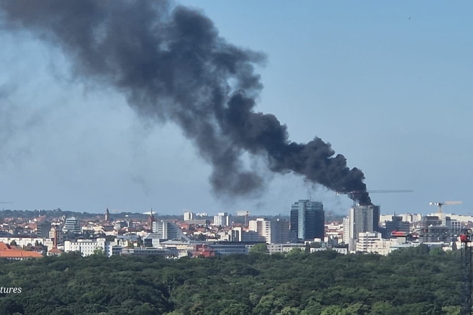 Der schwarze Rauch war von weitem sichtbar.