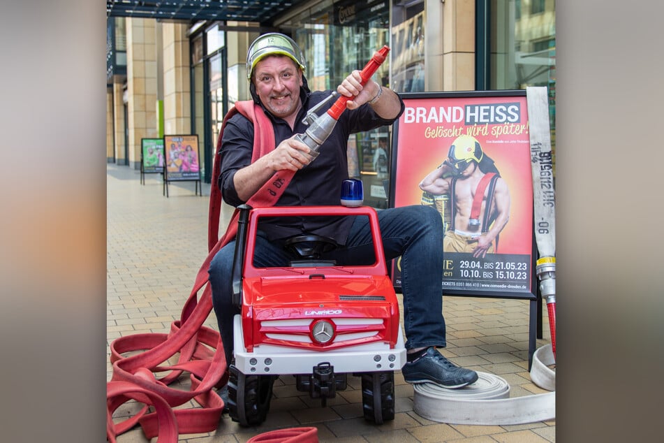 Ab geht die Feuerwehr - Thomas Böttcher (57) fährt zum "Brandheiß"-Lacheinsatz in die Comödie.