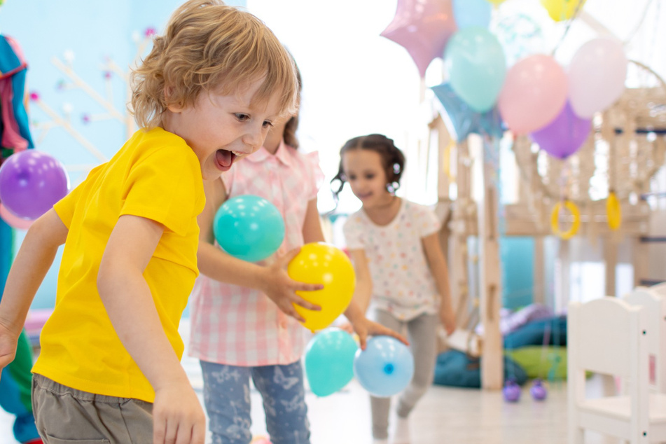 Mit Luftballons können Kinder jede Menge tolle Bewegungsspiele für drinnen machen.
