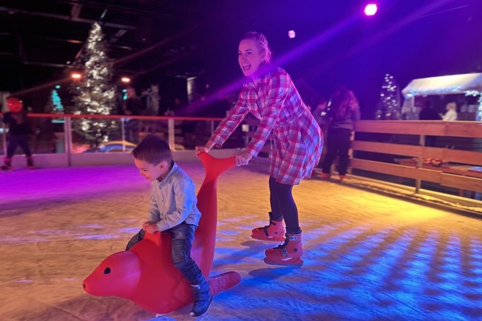 Familien-Spaß im Winter: Bis Sonntag (12.1.) kann diese Eisbahn genutzt werden.