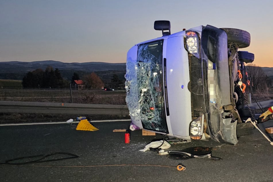 Unfall A72: Vollsperrung auf A72: Transporter kippt nach Reifenplatzer um