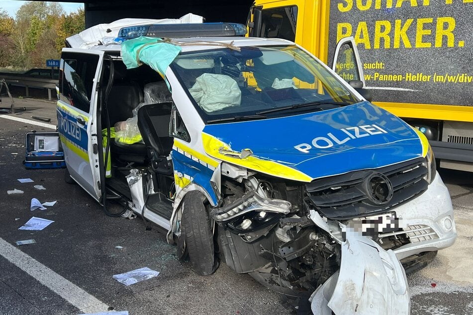Unfall A: Schlimmer Crash auf der A10: Polizist in Wagen eingeklemmt