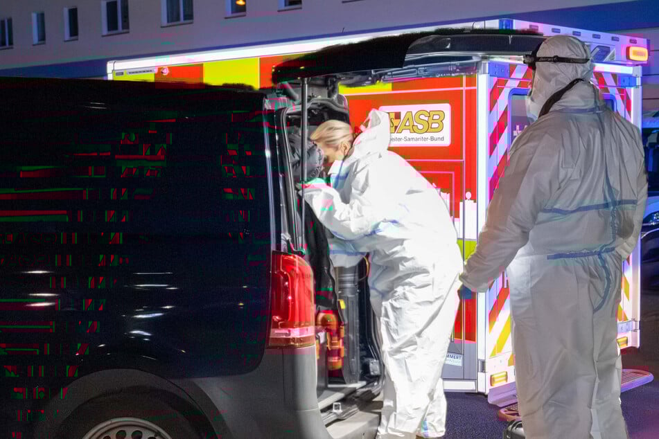 Leipzig: Blutige Heiligabend-Attacke: Mann stürmt Wohnung und landet mit Stichverletzungen in Klinik