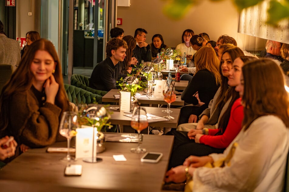 Man sieht es den Gästen an - sie fühlen sich im Theaterrestaurant wohl und gut bewirtet.