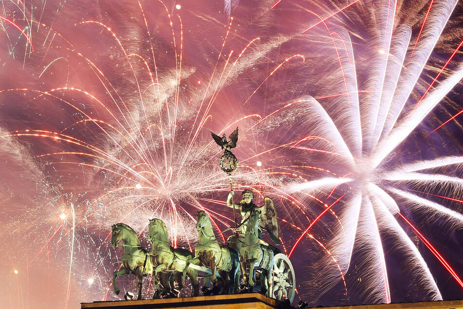 Ein Feuerwerk ist während Deutschlands größter Silvesterparty am Brandenburger Tor zu sehen.