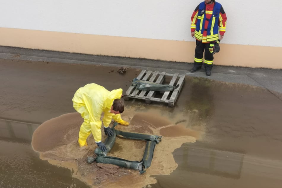 Die stinkende Gülle schwappte auf ein angrenzendes Grundstück.