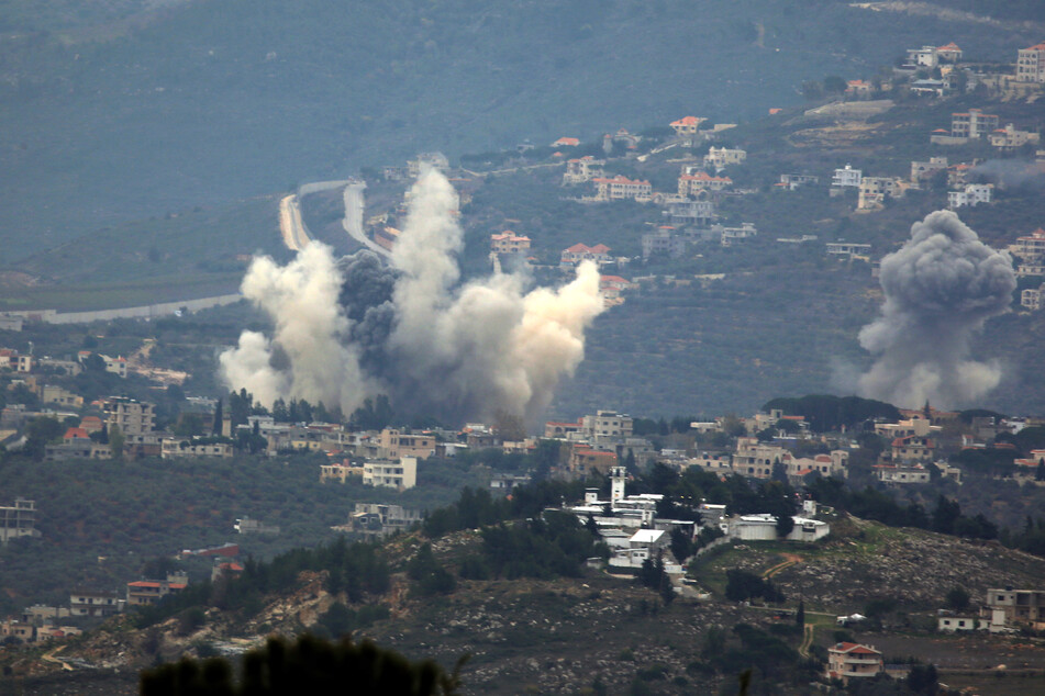 Nach einem israelischen Luftangriff im Libanon steigt Rauch auf.