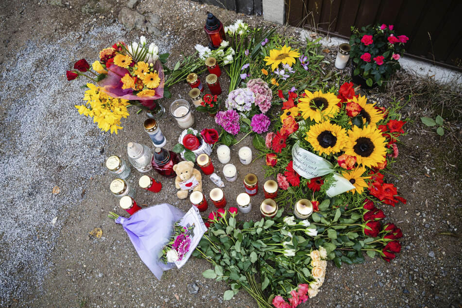 Am Tatort erinnern Kerzen und Blumen an die Bluttat.
