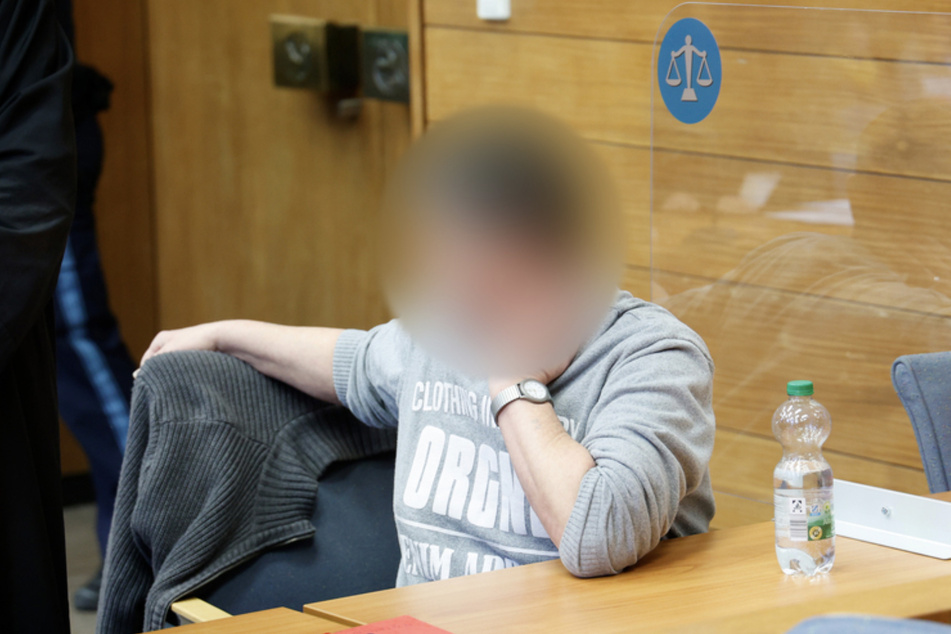 Eine von zwei Angeklagten wartet im Saal des Traunsteiner Landgerichts.