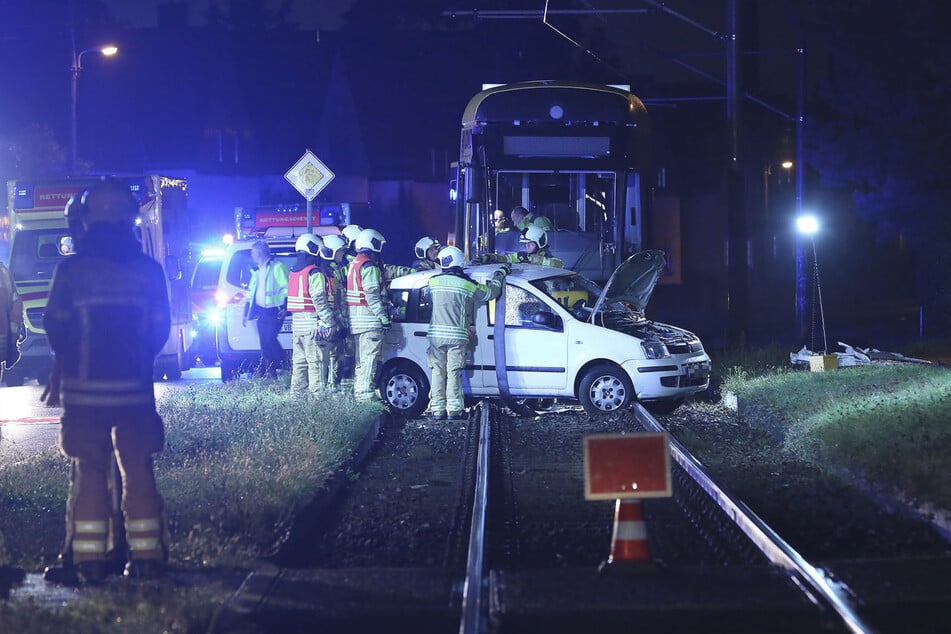 Insgesamt waren 36 Kameraden der Dresdner Feuerwehr im Einsatz.