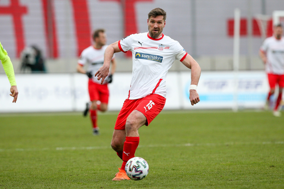 Ronny König (38, r.) hat bisher 59 Tore für Zwickau geschossen. Gelingt ihm am Sonntag gegen Osnabrück der 60. Treffer?
