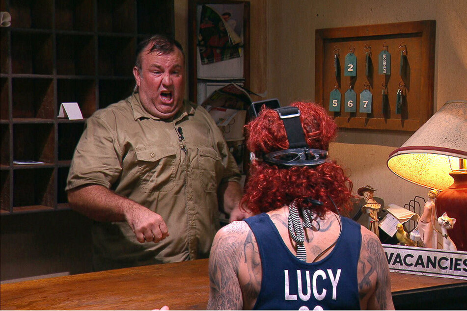 Ranger Matt händigt Lucy die Schlüssel aus.