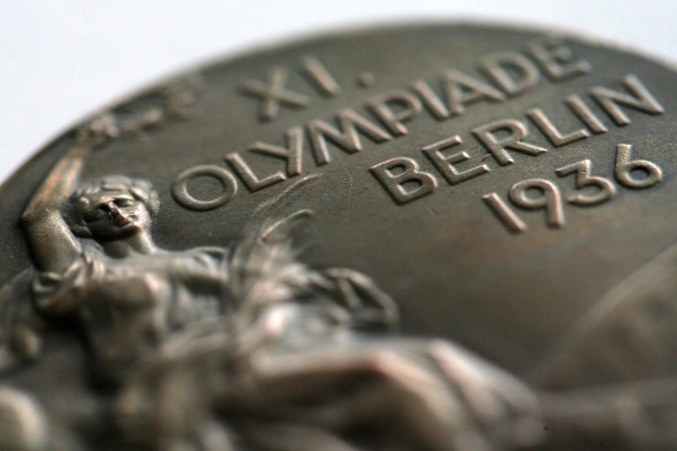 Eine Bronze-Medaille der Olympischen Spiele von 1936 in Berlin. Olympiasieger Robert Harting ist der Meinung, dass die Sommerspiele im Jahr 2036 unbedingt wieder in die deutsche Hauptstadt gehören. (Archivfoto)
