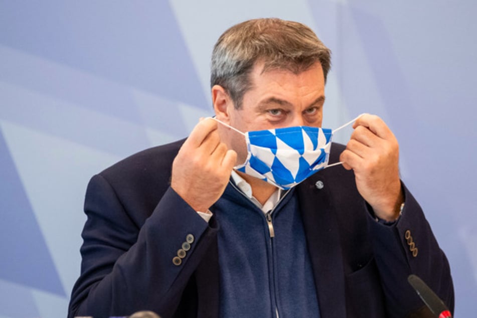 Markus Söder (53) , CSU-Vorsitzender und Ministerpräsident von Bayern, nimmt zu Beginn einer Kabinettssitzung zur weiteren Entwicklung in der Corona-Pandemie in der Staatskanzlei seine Maske ab.