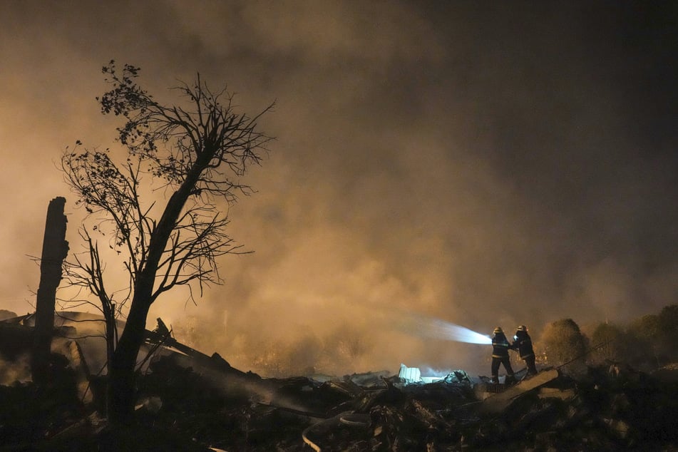 Das Ausmaß des Brandes ist riesig. Die Löschtrupps wirken so klein wie David im Kampf gegen Goliath.