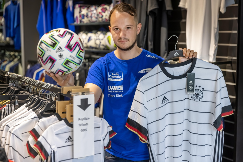 Steve Renger (26) konnte im "11teamsports"-Store nur wenige Deutschland-Trikots verkaufen.