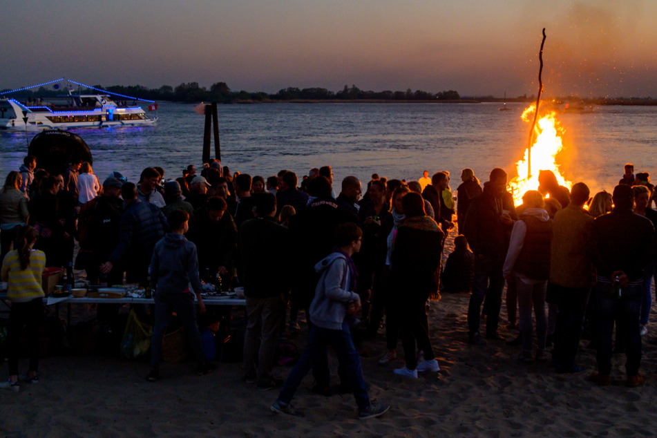 Osterfeuer sind auch dieses Jahr in Hamburg nur in kleinem Kreis erlaubt. (Archivbild)