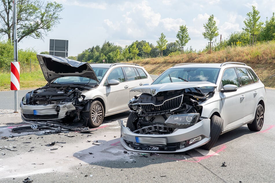 Crash auf der S299 bei Auerbach! Ein VW und ein Skoda krachten am Montag auf der Staatsstraße zusammen.