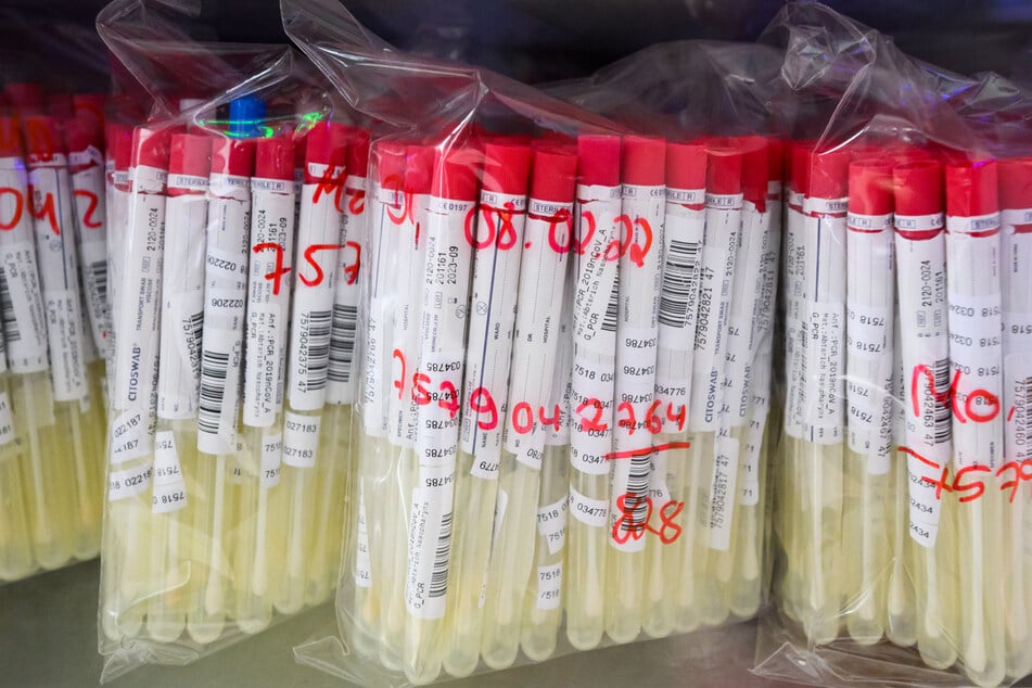 Viele Labore in Deutschland kommen in der Corona-Pandemie bei der Überprüfung von PCR-Tests an ihre Grenzen.