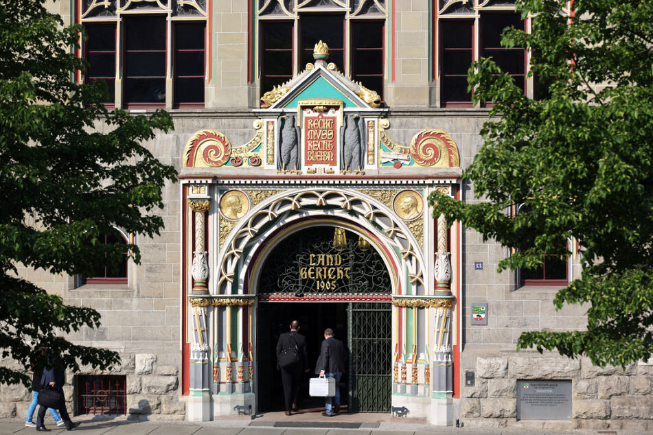 Am Landgericht Halle wurde der 21-jährige Angeklagte zu einer Haftstrafe von drei Jahren und neun Monaten verurteilt. (Archivbild)
