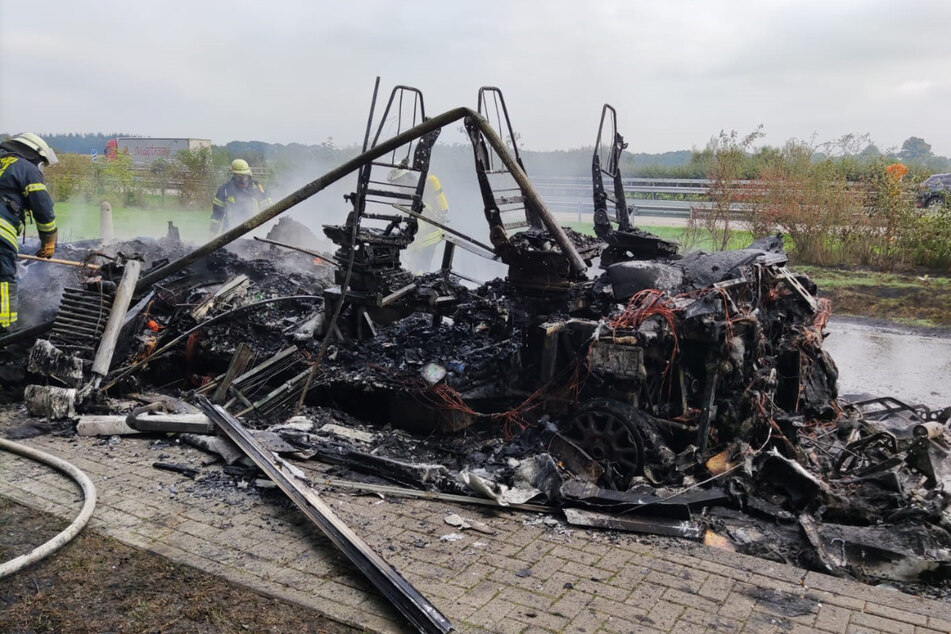 Explosionsgefahr auf der A1: Wohnmobil brennt komplett aus!