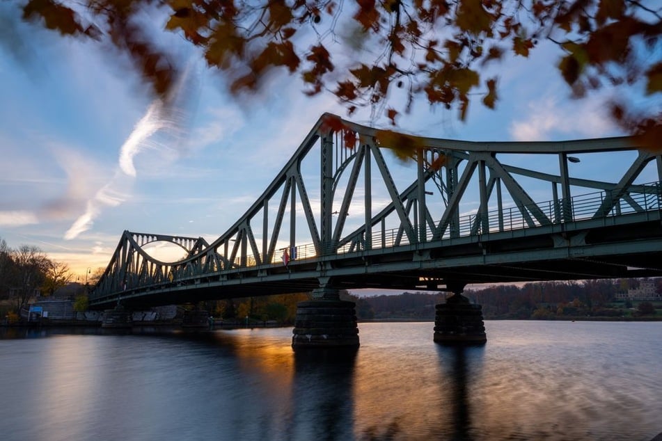 Die Glienicker Brücke zwischen Berlin und Potsdam war einst Schauplatz spektakulärer Austausche von Agenten im Kalten Krieg. (Archivfoto)