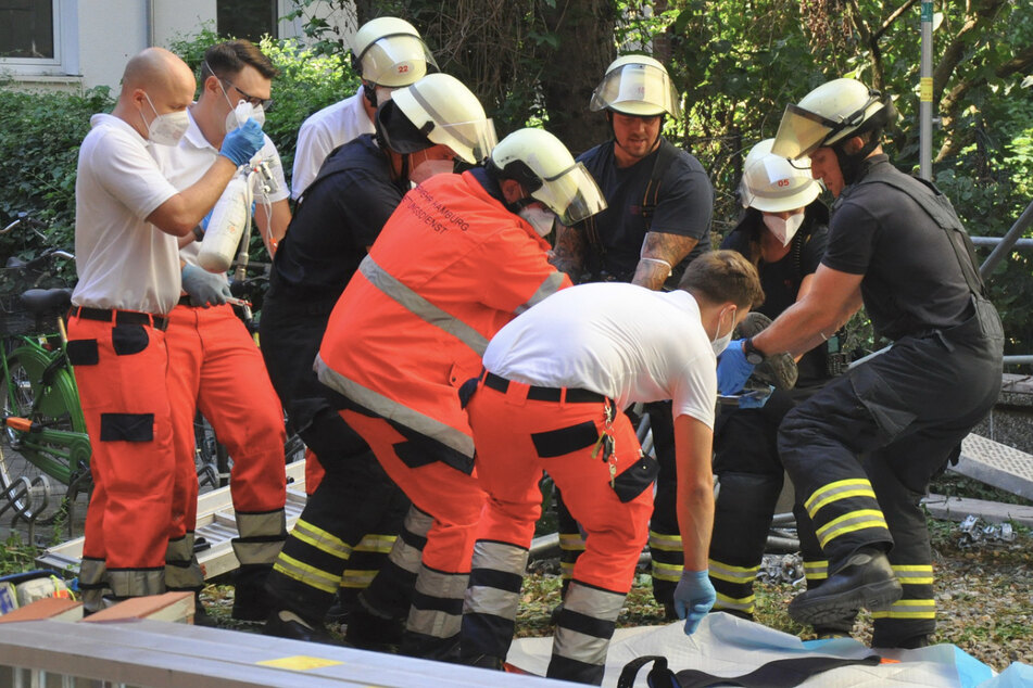 Arbeitsunfall in Hamburg: Mann stürzt aus acht Metern Höhe in die Tiefe