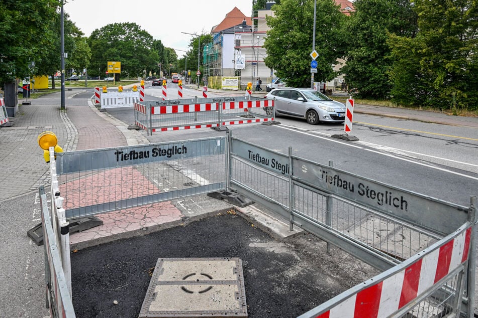 Fachleute tauschen Schachtabdeckungen von Stadtentwässerung und DB aus.
