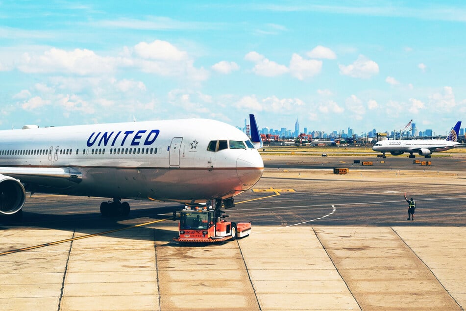 Zwei Flugzeuge von United Airlines auf einem Flughafen-Vorfeld.