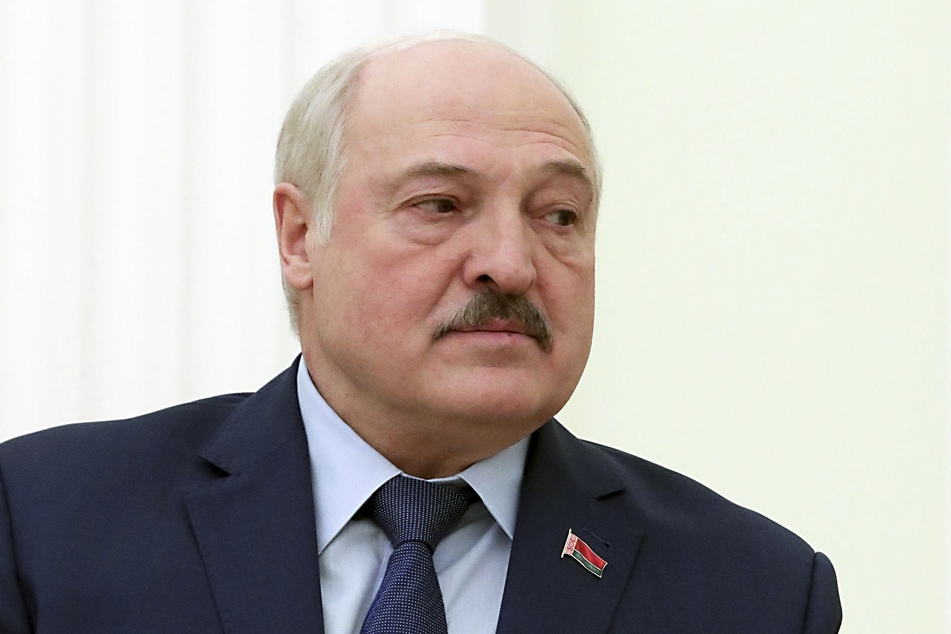 Nach dem russischen Angriff auf die Ukraine, der teilweise auch von belarussischem Gebiet aus erfolgte, sind die Beziehungen zwischen Minsk und Kiew gespannt. Machthaber Alexander Lukaschenko (67) dementierte bislang, sich an der russischen Invasion mit eigenen Truppen beteiligen zu wollen.