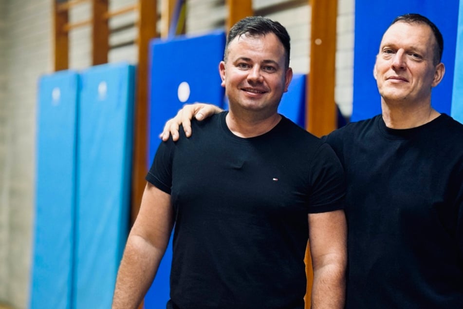 Ukrainer Sergej und Russe Vitali Arm in Arm: "Ich kann ihn nicht hassen"