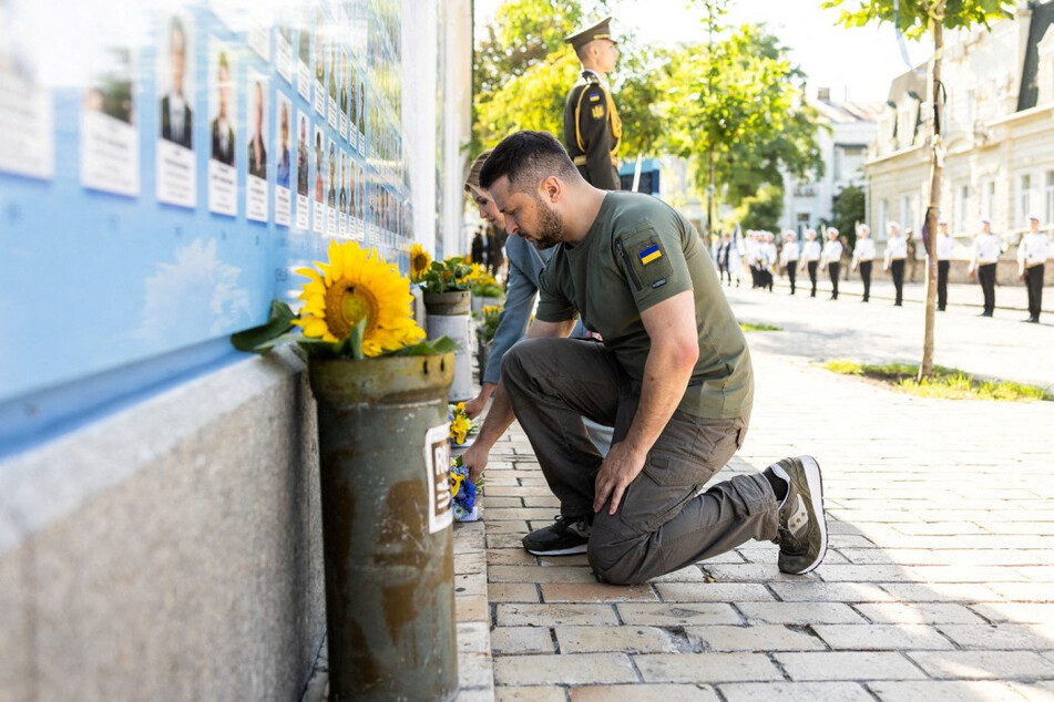 Ukrainian President Volodymyr Zelensky and his wife Olena laying flowers at Kyiv's Memory Wall of Fallen Defenders of Ukraine.