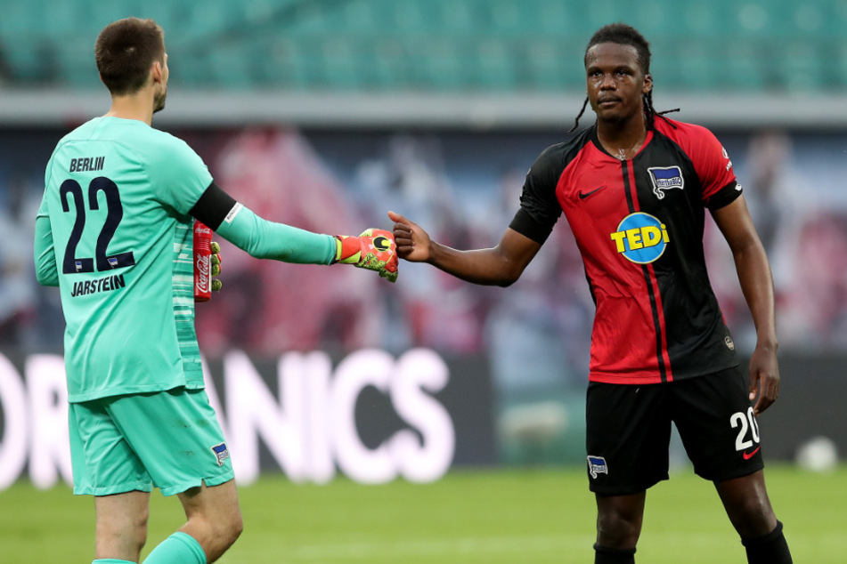 Dedryck Boyata (r.) baut Rune Jarstein wieder auf.