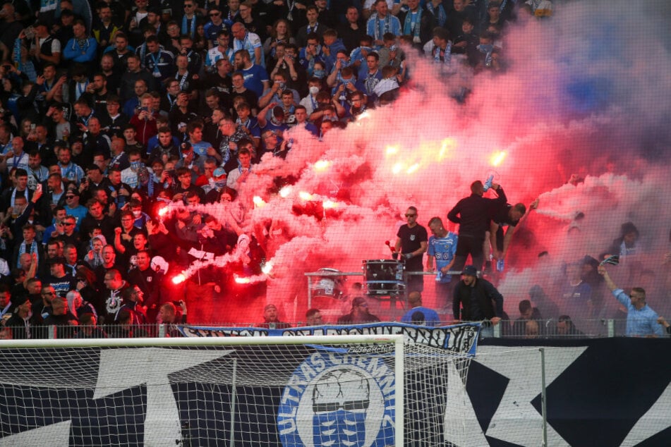 CFC-Fans zündeten beim Pokalspiel im Mai 2022 nicht nur Pyros, sondern schüchterten auch Fans der gegnerischen Mannschaft ein.