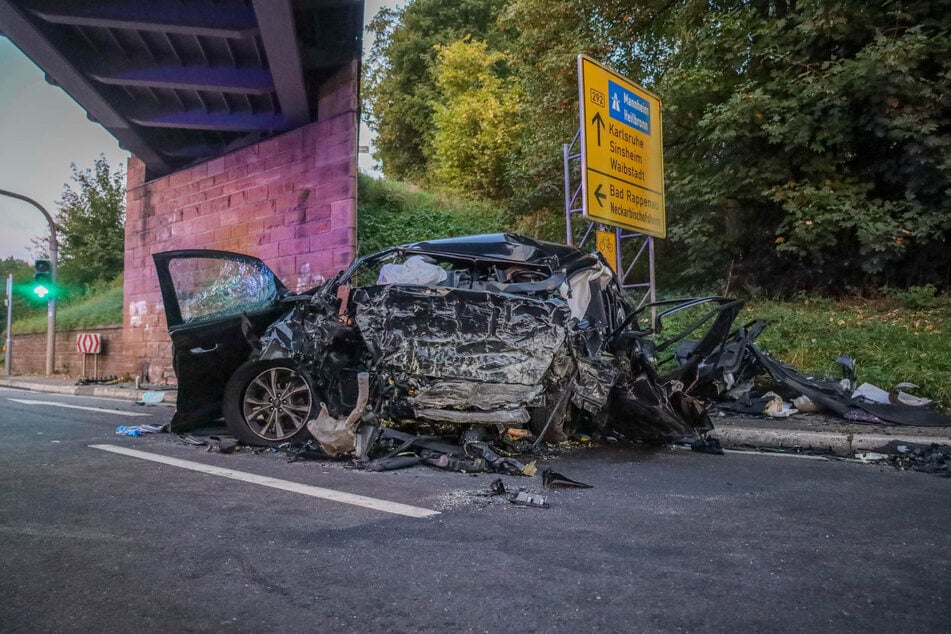 Albtraum-Anblick an der Unfallstelle: Vom Ford ist nicht mehr viel übrig.