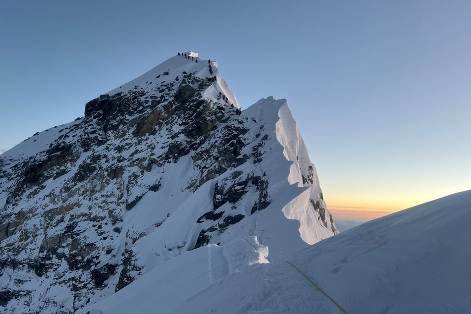 Der ikonische "Hillary Step" ist eine steile Felskante kurz vor dem Gipfel des Mount Everest und forderte schon bei Dutzenden Bergsteigern das Leben.