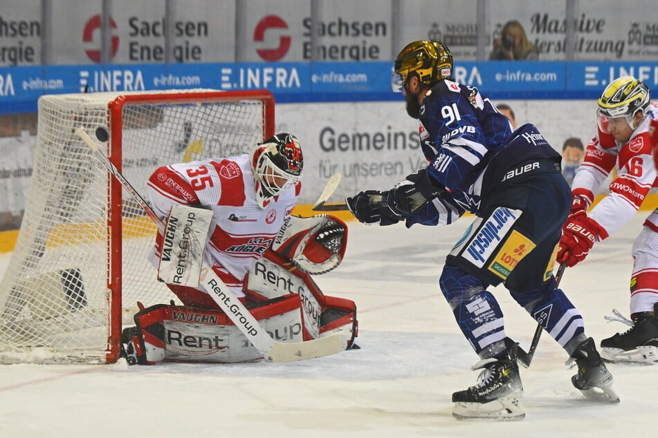 Erfolg macht sexy. Auch wenn Eislöwen-Kapitän Travis Turnbull (38) hier die Scheibe nicht im Nauheimer Kasten versenkt, sein Team spielt eine überragende Saison, die im April gekrönt werden soll.