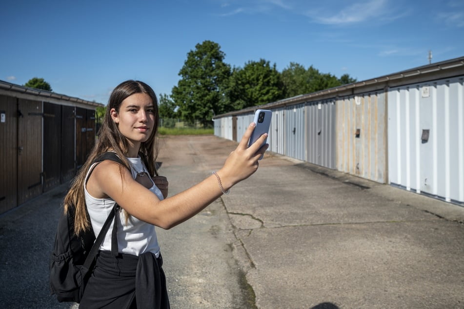 Studentin Elvan Emma Bechteler (21) fotografiert Garagen mit ihrem Handy auf dem Gelände der Garagengemeinschaft "Usti I".