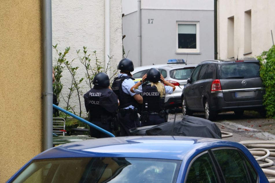 Spezialkräfte der Polizei umstellen das Gebäude in Kleiningersheim.